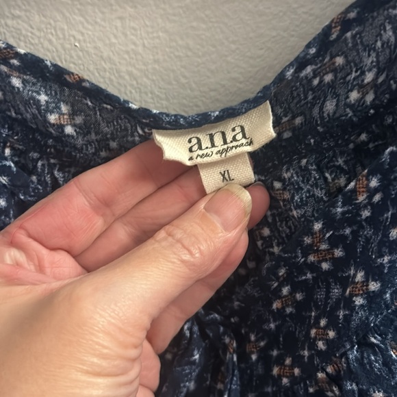 Woman’s top - Picture 3 of 4